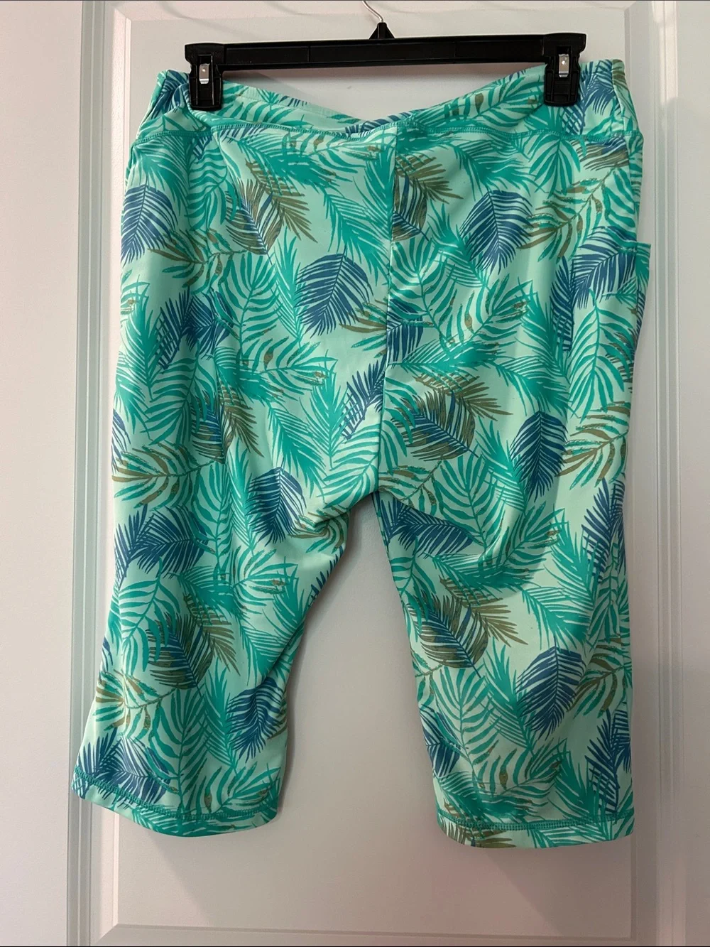 UV Skinz Tropical Leaf Capri Leggings